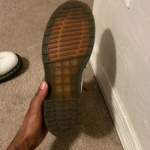White leather Dr. Martens like new little wear. There are a few faint black dots - Picture 3 of 6